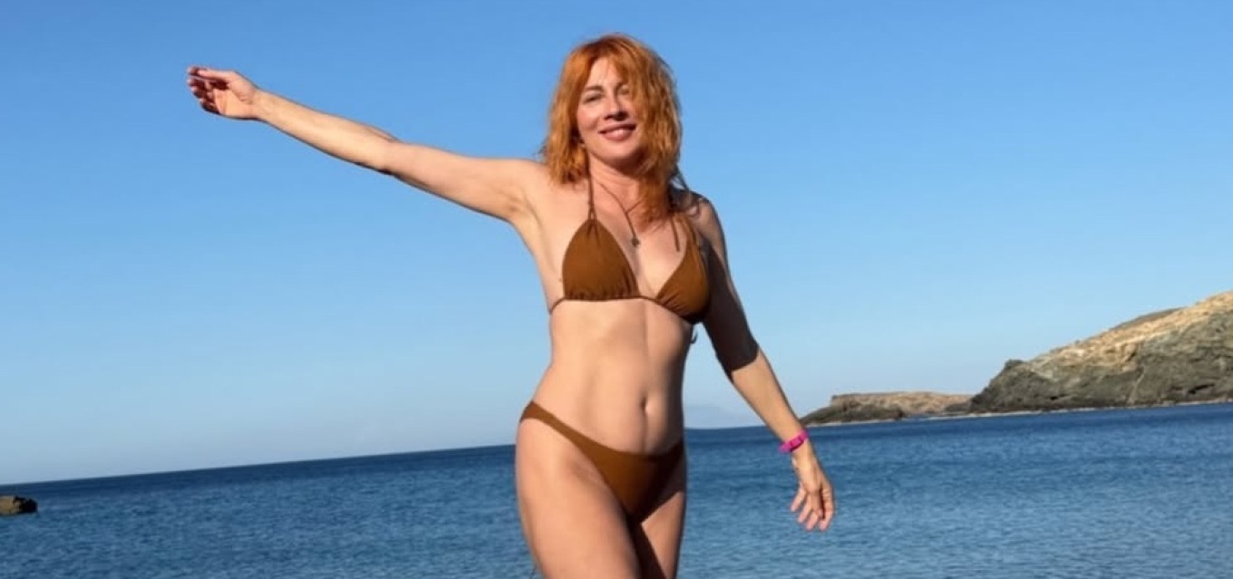 Οι φωτογραφίες με μπικίνι της Σμαράγδας Καρύδη από τον «παράδεισο» που βρήκε