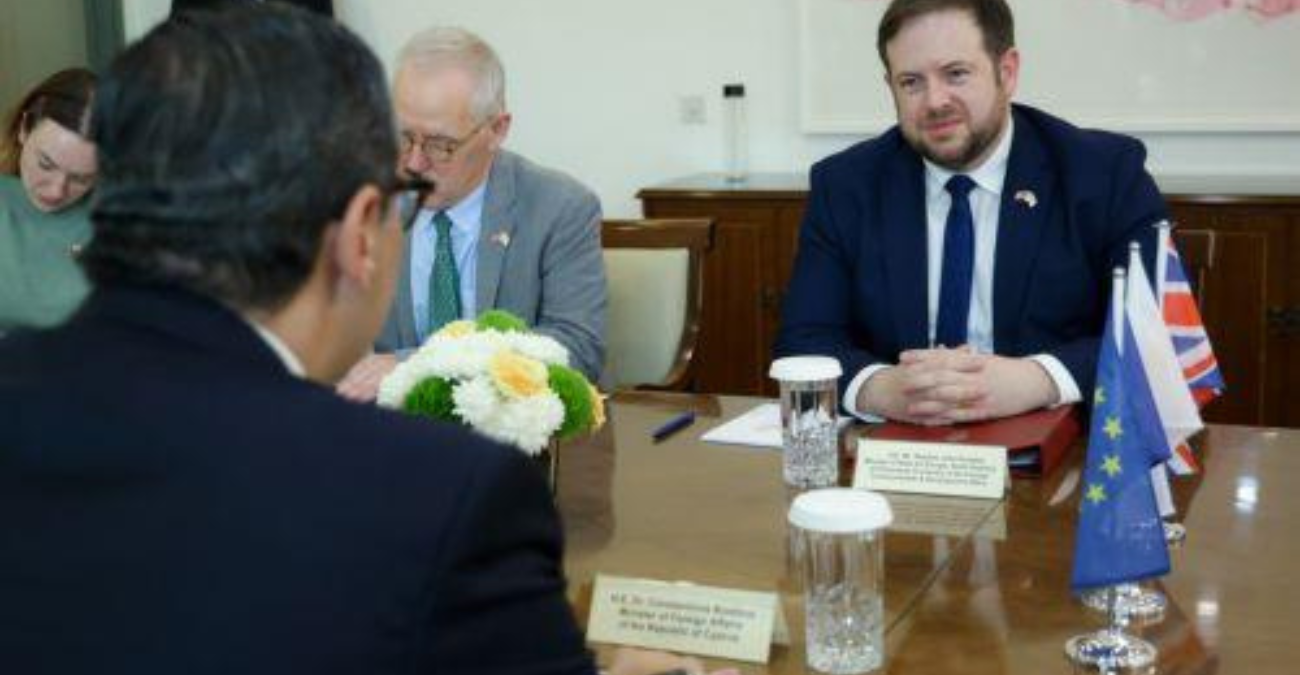 Επιβεβαιώνουν τη στενή σχέση Κύπρου - ΗΒ μετά τη συνάντηση ΥΠΕΞ