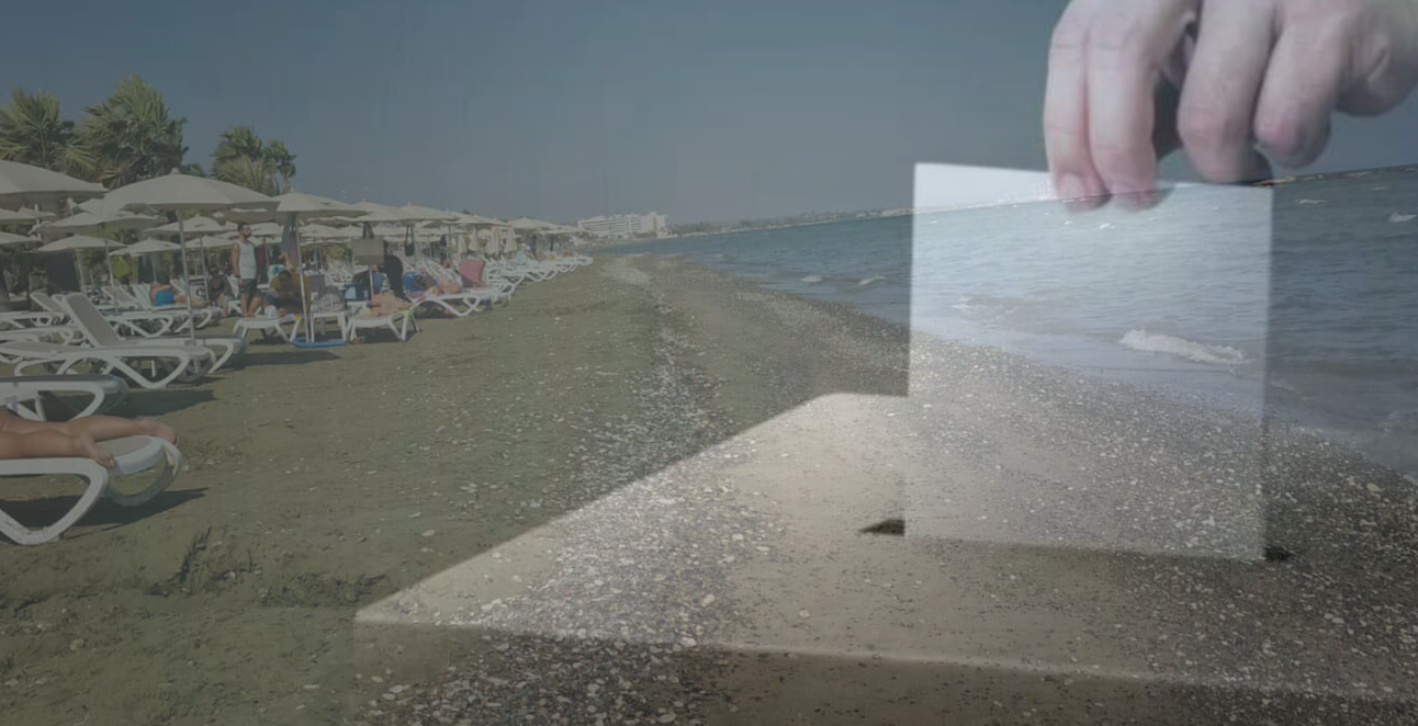 Πήγαν τελικά να ψηφίσουν οι πολίτες; Η εικόνα στις παραλίες - Δείτε φωτογραφίες