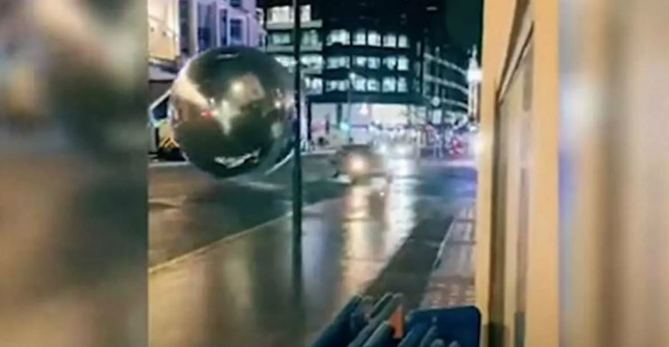 Τεράστιες χριστουγεννιάτικες μπάλες προκάλεσαν χάος στους δρόμους του Λονδίνου - Δείτε βίντεο