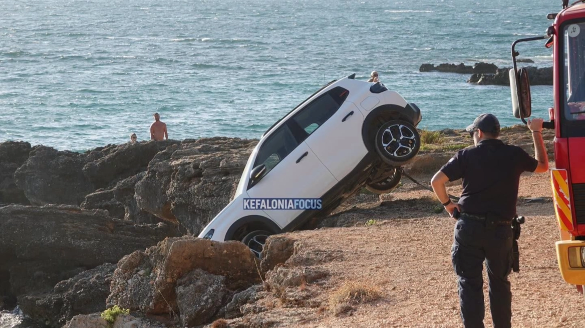Αυτοκίνητο Ιταλών τουριστών «κρεμάστηκε» σε βράχους στην Κεφαλονιά - Σώα η οικογένεια που επέβαινε - Δείτε βίντεο