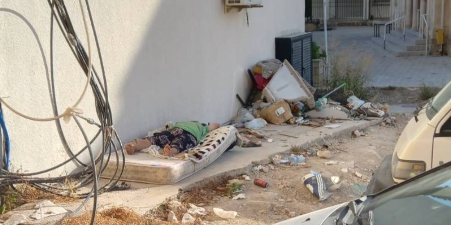 Γροθιά στο στομάχι: Άστεγη ζει ανάμεσα σε σωρούς απο σκουπίδια σε εμπορικό κέντρο  - Φωτογραφία