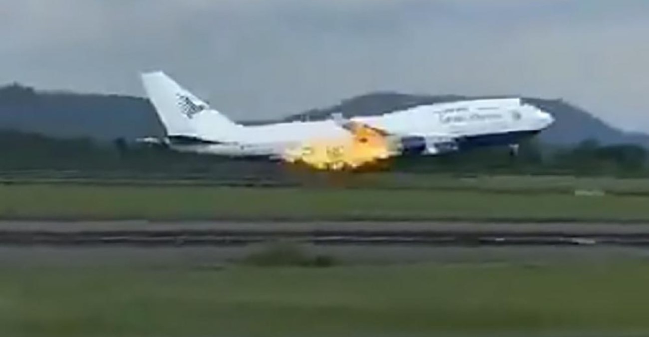 Τρόμος στον αέρα: Αεροπλάνο με 468 επιβαίνοντες επέστρεψε σε αεροδρόμιο της Ινδονησίας μετά από πυρκαγιά σε κινητήρα του