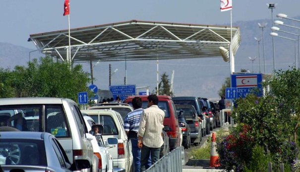 «Έκρηξη» διελεύσεων στα οδοφράγματα - «Πλημμυρίζουν» από Τ/κ οι ελεύθερες περιοχές