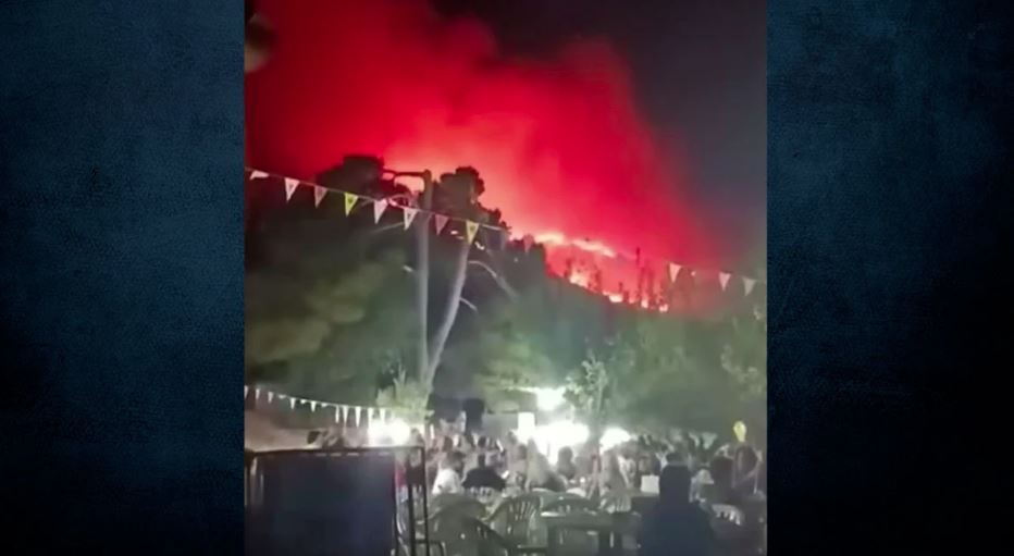 Ζάκυνθος: Διασκέδαζαν σε πανηγύρι, ενώ η φωτιά έκαιγε ανεξέλεγκτα πίσω τους - Δείτε το απίστευτο βίντεο