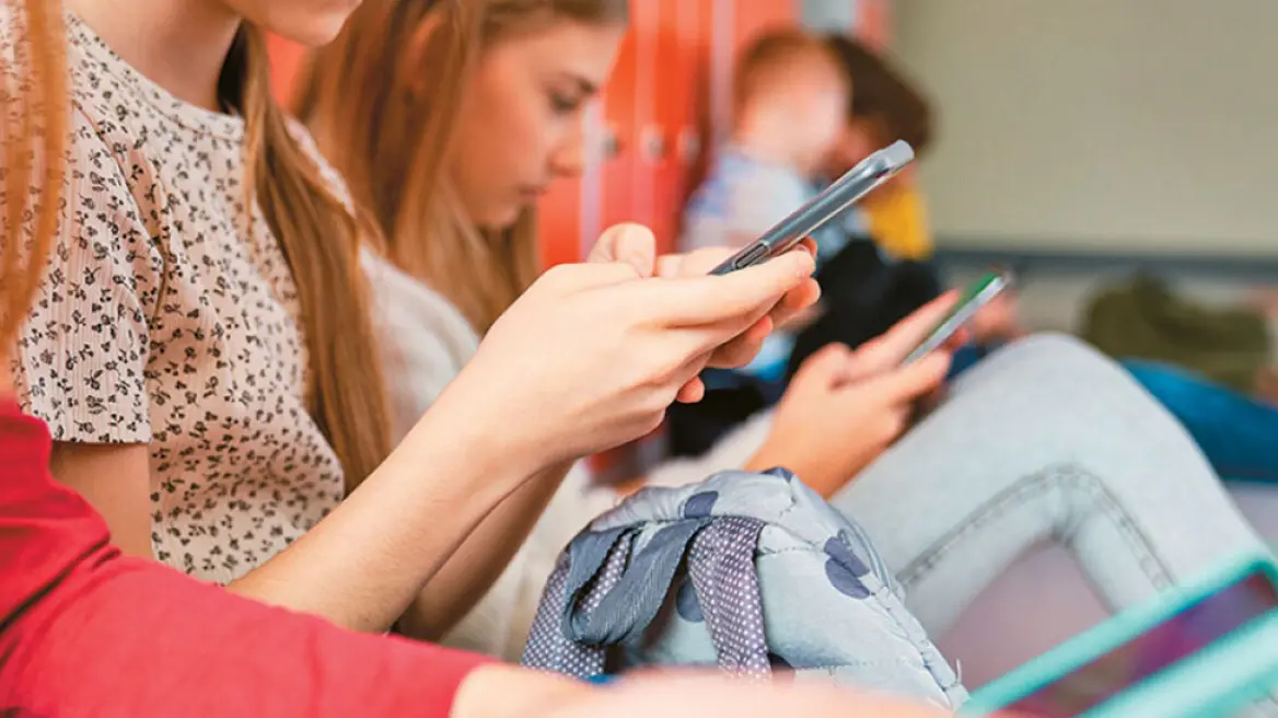 Unesco: Σχεδόν 6 στις 10 χώρες παγκοσμίως απαγορεύουν τη χρήση κινητών τηλεφώνων στο σχολείο