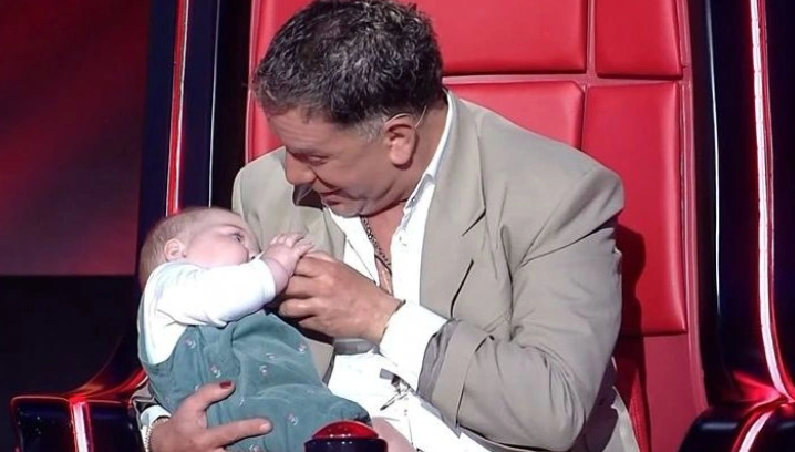 VIDEO - The Voice: Το μωρό στην αγκαλιά του Μαζωνάκη που έφερε συγκίνηση