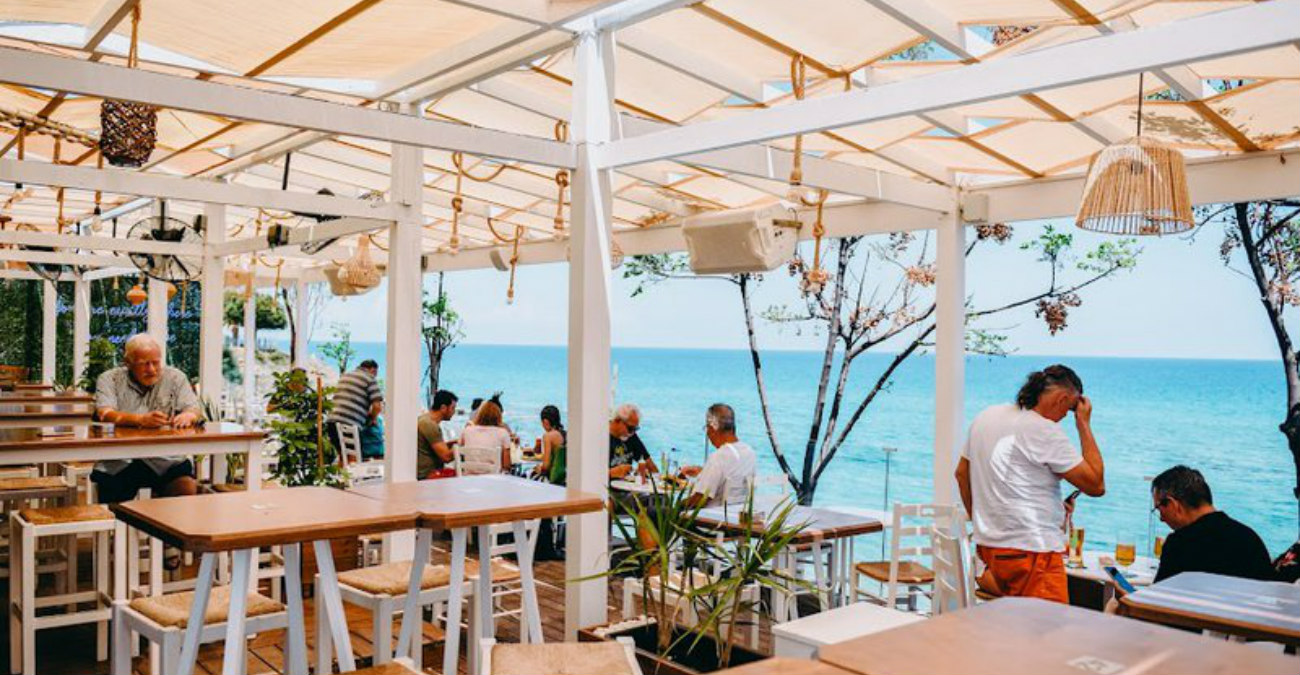 Το boho beach bar στον Πρωταρά με τη συγκλονιστική θέα - Ζωντανή μουσική και μενού που θα σε συναρπάσει