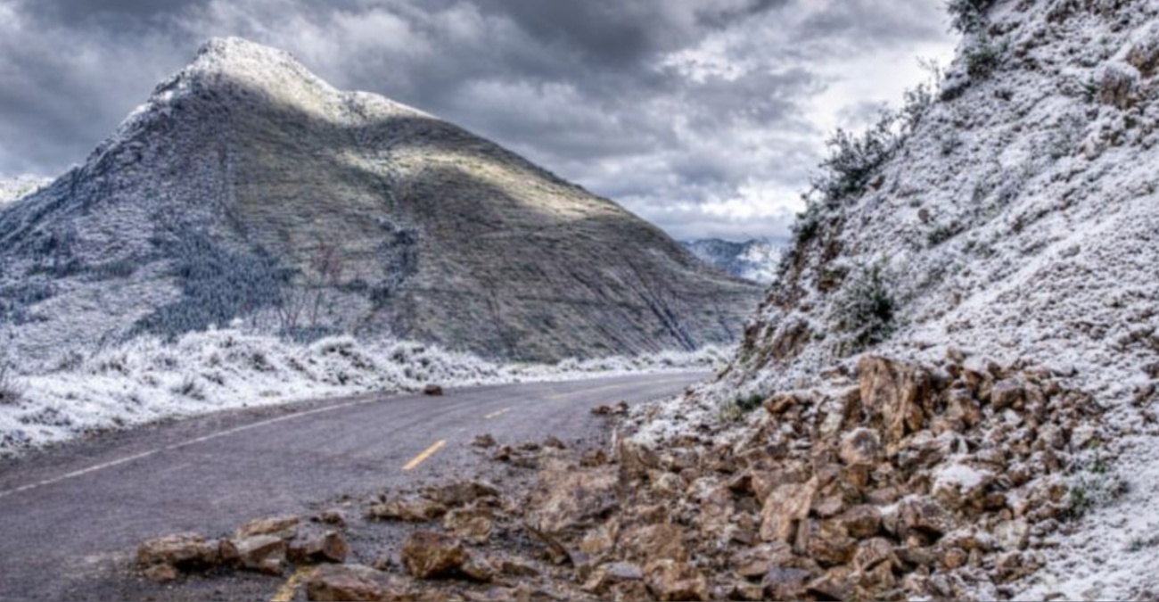 Οδηγοί προσοχή: Κατολισθήσεις και βροχές δυσχεραίνουν την κυκλοφορία στον αυτοκινητόδρομο