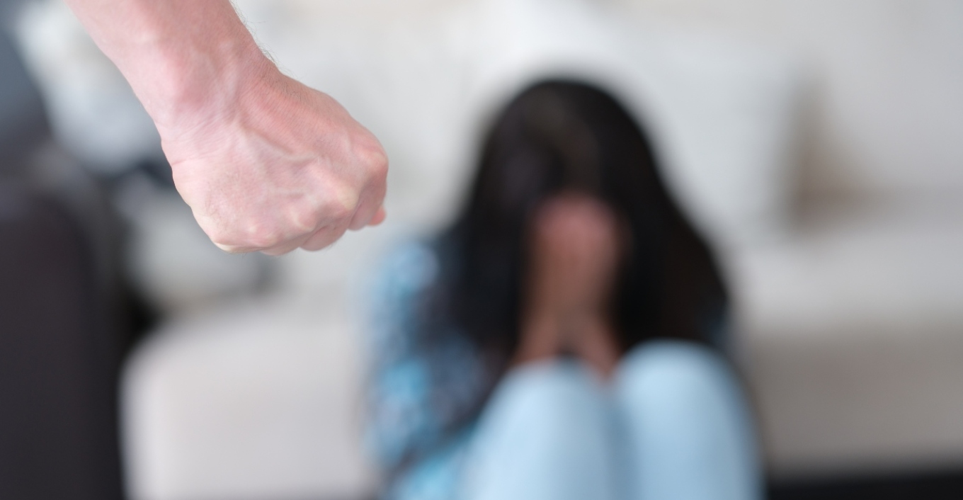 «Με απειλεί, με δέρνει και λέει στο παιδί μας πως θα με σκοτώσει», καταγγέλλει 40χρονη από την Πάτρα τον πρώην σύζυγό της