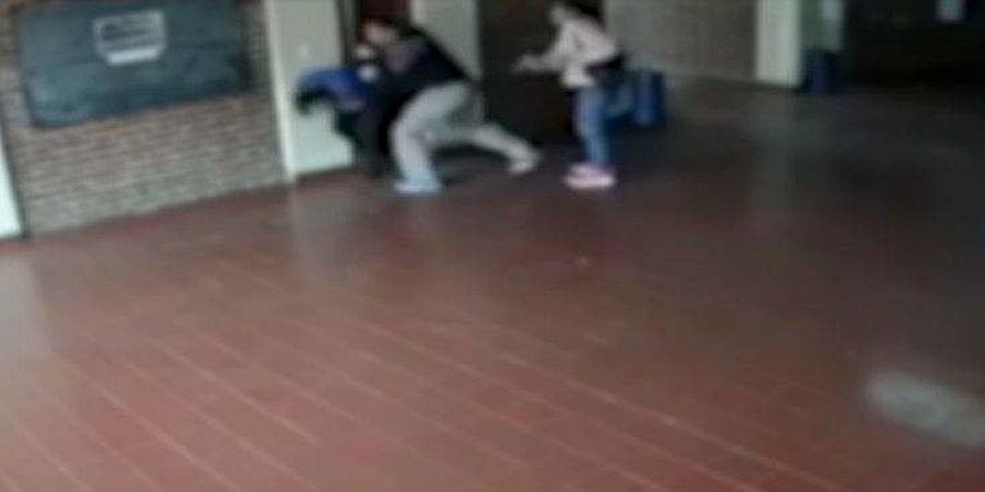 H στιγμή που πατέρας γρονθοκοπεί καθηγητή που φέρεται να κακοποίησε σεξουαλικά την κόρη του - Video