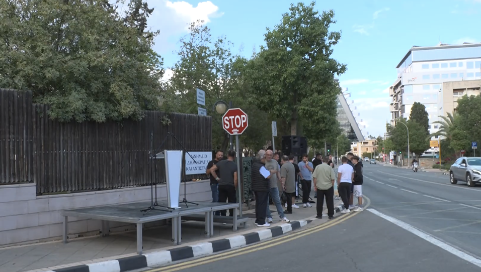 Σε εξέλιξη η πορεία διαμαρτυρίας της Άμεσης Δημοκρατίας κατά του ακριβού ηλεκτρικού ρεύματος - Δείτε βίντεο