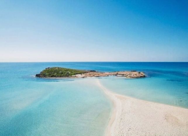 Οι 19 βαθμοί γέμισαν ξανά τις παραλίες – Ατρόμητοι τουρίστες και ντόπιοι μπήκαν μέσα στη θάλασσα – Δείτε φωτογραφίες