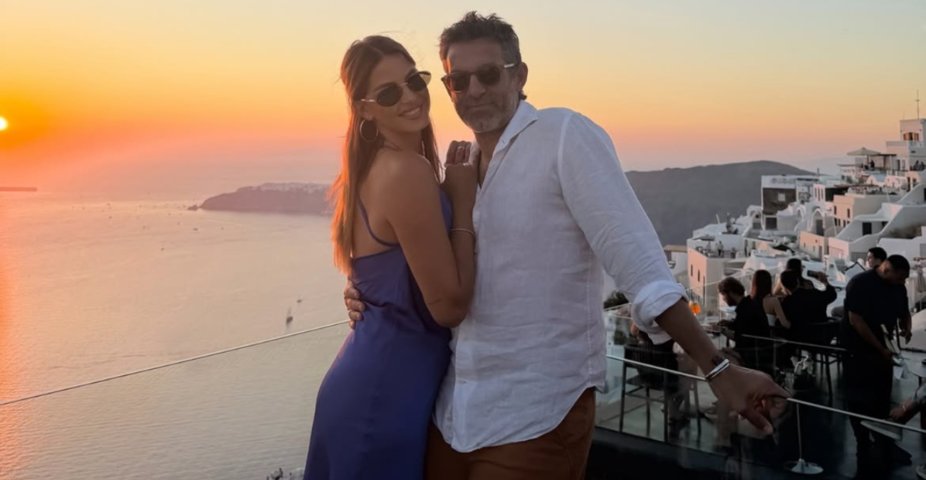 Φίλιππος Μιχόπουλος – Κωνσταντίνα Ευριπίδου: Ποζάρουν αγκαλιά με φόντο το ηλιοβασίλεμα της Σαντορίνης