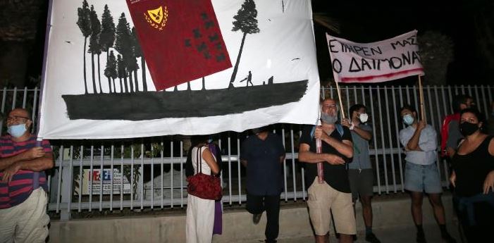ΛΕΥΚΩΣΙΑ: «Αυτή είναι η Κύπρος, cheers»  - Ζήτησαν παραιτήσεις έξω από το Συνεδριακό Κέντρο- «Να μην σας πάρει ο δαίμονας…»