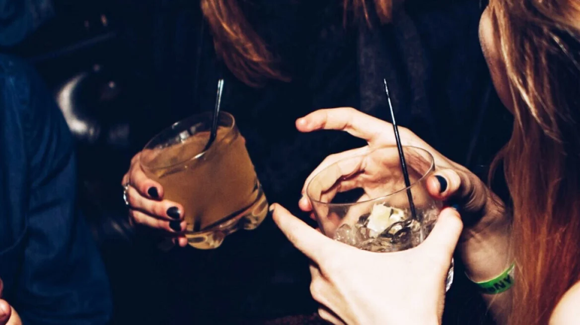 Έδωσαν αλκοόλ σε πέντε ανήλικους στην Πάτρα - Συνελήφθησαν ιδιοκτήτρια και υπεύθυνος καταστήματος