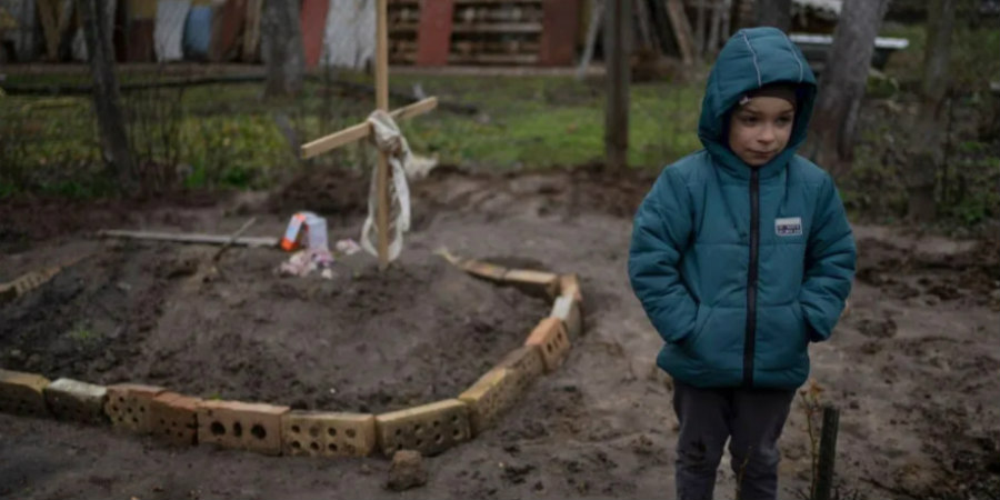 Πόλεμος στην Ουκρανία: Η φωτογραφία του εξάχρονου δίπλα στον τάφο της μητέρας του