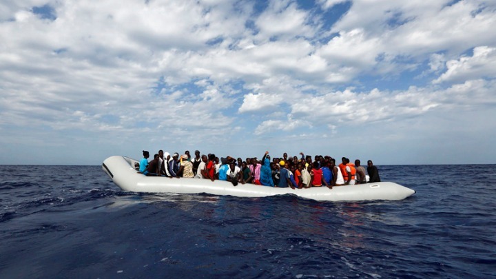 ΙΣΠΑΝΙΑ: Καταδιωκόμενοι μετανάστες τρέχουν ανάμεσα σε λουόμενους - VIDEO
