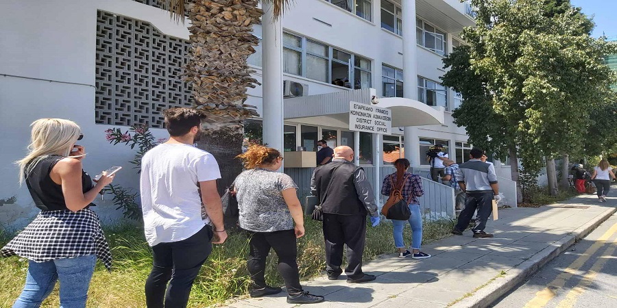 ΛΑΡΝΑΚΑ: Άνοιξε το τμήμα Κοινωνικών Ασφαλίσεων με μόλις 1 υπάλληλο - Ουρές και διαμαρτυρίες από πολίτες 