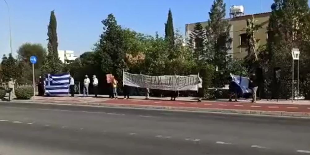 Διαμαρτυρία έξω απο το ΡΙΚ με ιερείς και κρατώντας πανό για το El Diablo - ΒΙΝΤΕΟ