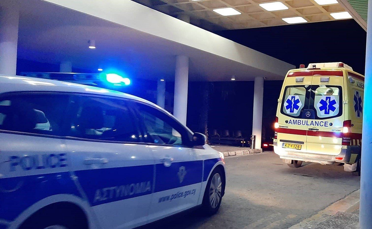 Τροχαίο με φορτηγό και περιπολικό τα ξημερώματα - Στο νοσοκομείο δυο αστυνομικοί και ο οδηγός 