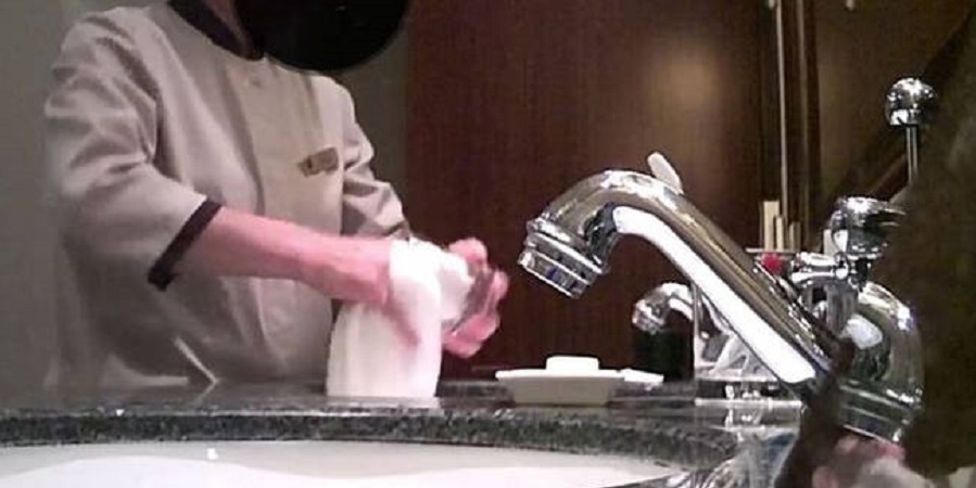 Τεράστιο σκάνδαλο σε ξενοδοχεία: Δείτε βίντεο από κρυφή κάμερα που αποκαλύπτει τη «βρώμικη» αλήθεια