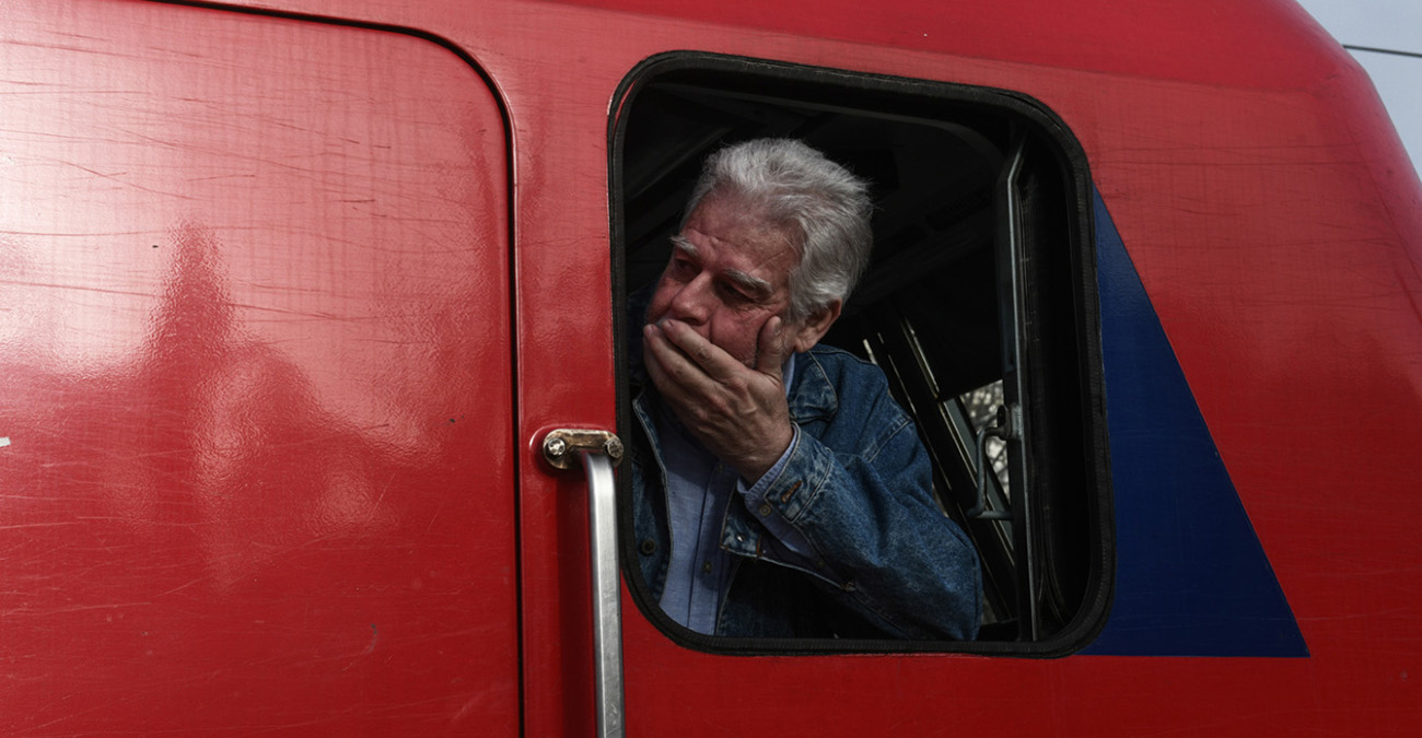 Η συγκίνηση του μηχανοδηγού στο πρώτο δρομολόγιο μετά τη σύγκρουση των τρένων στα Τέμπη 