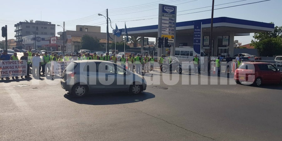 ΛΕΜΕΣΟΣ: Έκλεισαν το δρόμο οι καταστηματάρχες στη Μισιαούλη και Καβάζογλου - ΦΩΤΟΓΡΑΦΙΕΣ