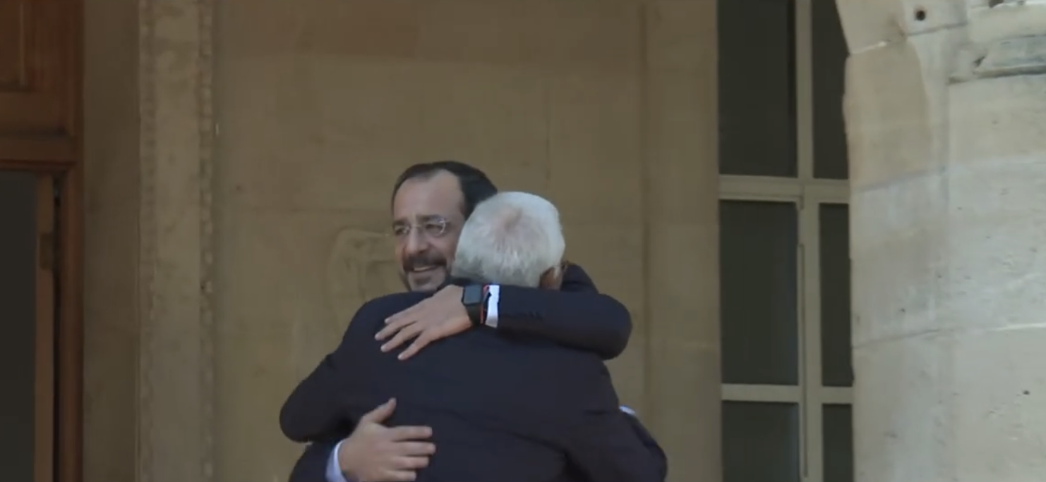 VIDEO - Θερμή υποδοχή Κόστα από τον ΠτΔ στο Προεδρικό - Ο εναγκαλισμός των δύο ανδρών
