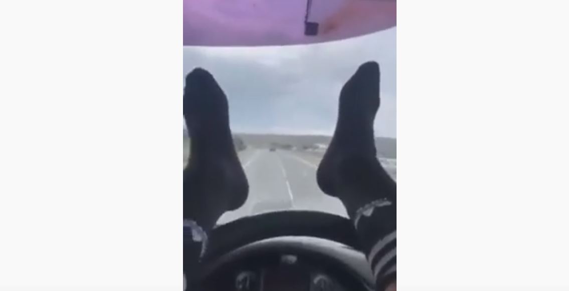 ΚΥΠΡΟΣ: VIDEO με οδηγό που κρατά το τιμόνι με τις πατούσες του - Έξαλλοι στην Αστυνομία 