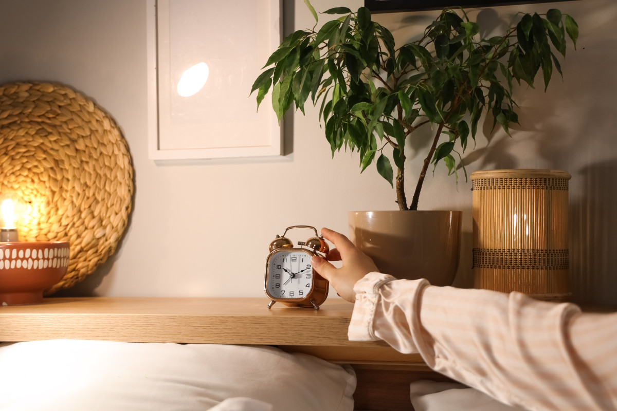 Πώς τα καταφέρνουν; 6+1 πράγματα που κάνουν οι οργανωμένοι άνθρωποι κάθε βράδυ στο σπίτι και... ξυπνούν χωρίς χάος