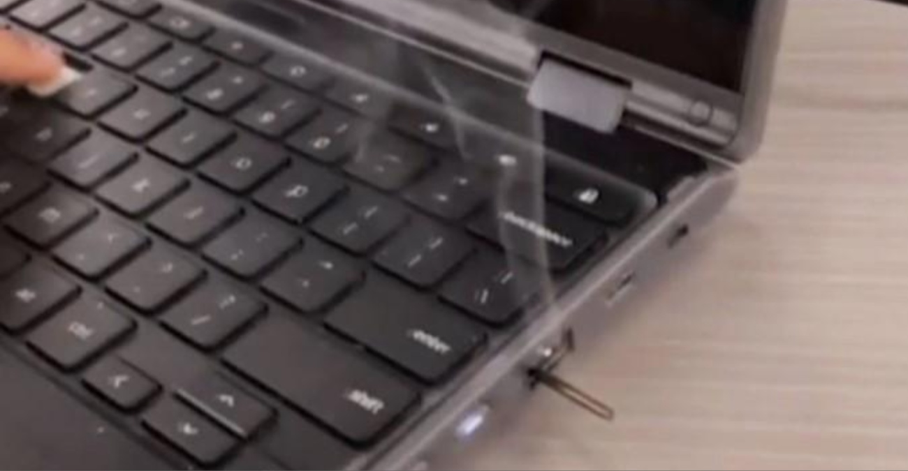Chromebook: Το νέο σοκαριστικό challenge στο TikTok – Μαθητές βάζουν φωτιά σε υπολογιστές