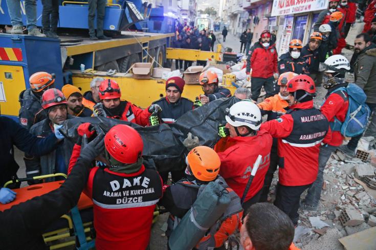 Στους 22 οι νεκροί τον σεισμό στην Τουρκία, 43 άτομα απεγκλωβίστηκαν
