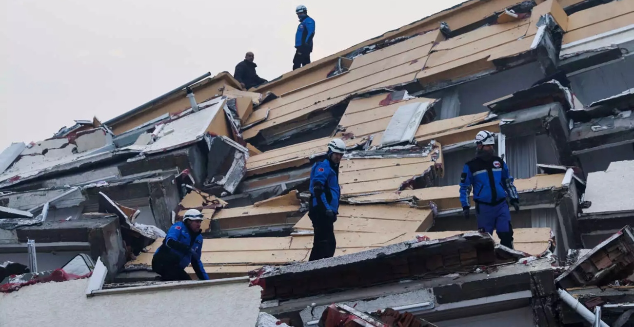 Σεισμός στην Τουρκία: Έλληνας διασώστης: «Ατελείωτο χάος, τα κτήρια είναι πεσμένα χαρτόκουτα το ένα πάνω στο άλλο»