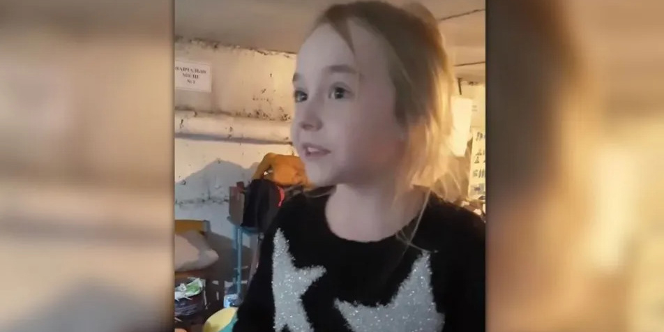 Kοριτσάκι στο Κίεβο τραγουδάει στο καταφύγιο το «Let It Go» για να εμψυχώσει τον κόσμο - Δείτε το συγκινητικό βίντεο 