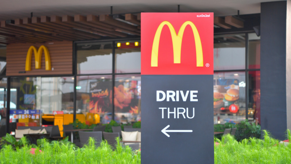McDonald's: Στη Ρωσία το πρώτο εστιατόριο στον κόσμο που εξυπηρετεί αυτοκίνητα με δεξί και αριστερό τιμόνι