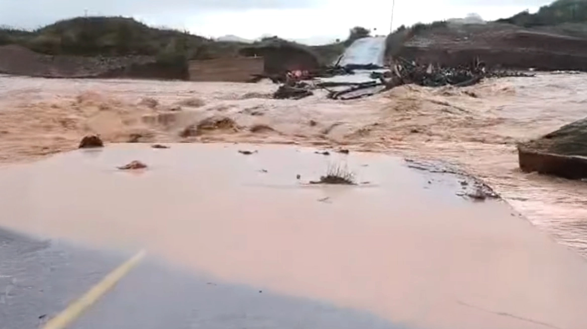 Χαμός στην Ελλάδα λόγω κακοκαιρίας - Εκκενώθηκε οικισμός γιατί υπερχείλισε ο ποταμός Ενιπέας - Βίντεο και φωτογραφίες