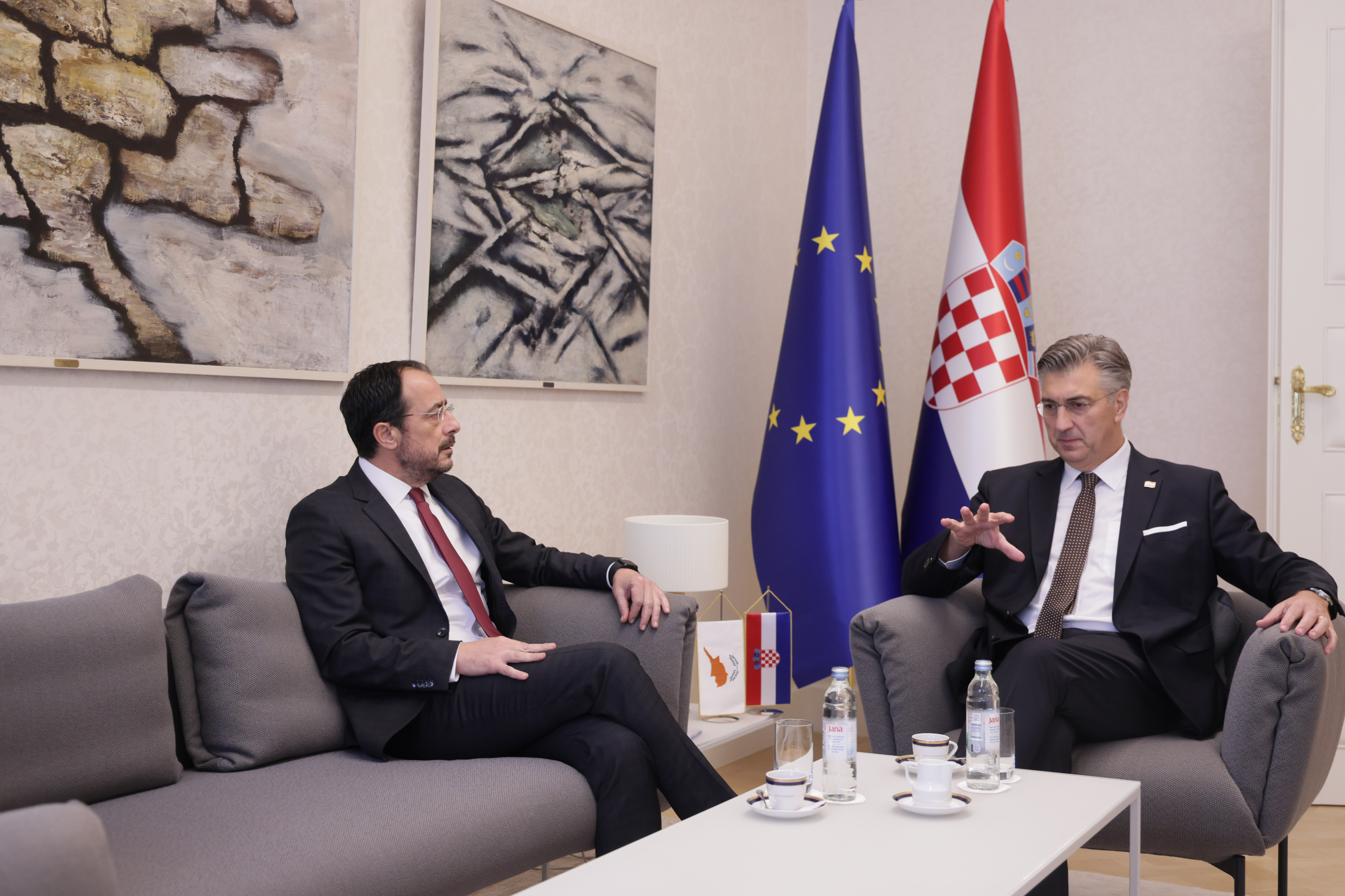 «Τεράστιες προοπτικές στα θέματα διμερούς συνεργασίας» - Ολοκληρώθηκε η συνάντηση ΠτΔ-Πλένκοβιτς