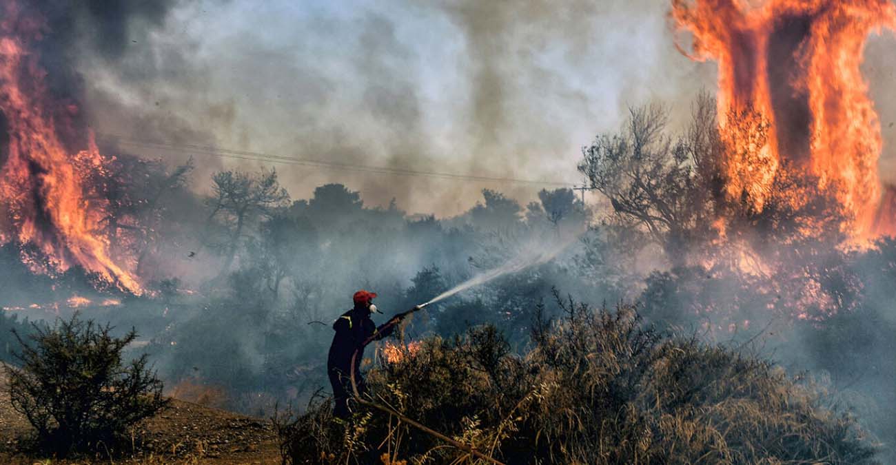Μάχη με τις φλόγες για τρίτη μέρα στην Ελλάδα - Αγωνία για οικισμούς στη Μάνδρα, συνεχείς αναζωπυρώσεις στο Λουτράκι