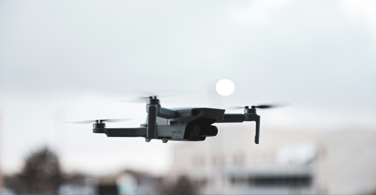 Επτά χρόνια χωρίς προστασία από drones – Καταπέλτης η Ελεγκτική Υπηρεσία για δύο αποτυχημένους διαγωνισμούς της Αστυνομίας