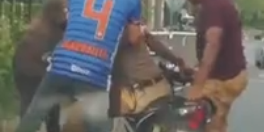 Αστυνομικός οδηγούσε μεθυσμένος στην Ταϊλάνδη – Τον «τραβούσαν» οι πολίτες – VIDEO