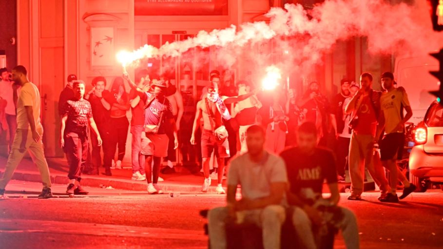 VIDEO: Γιατί ξέσπασαν τα επεισόδια στο Παρίσι: Οι «βάρβαροι» Ultras της Παρί Σεν Ζερμέν, ο Ζιντάν, το φιάσκο των Αρχών και η μετανάστευση