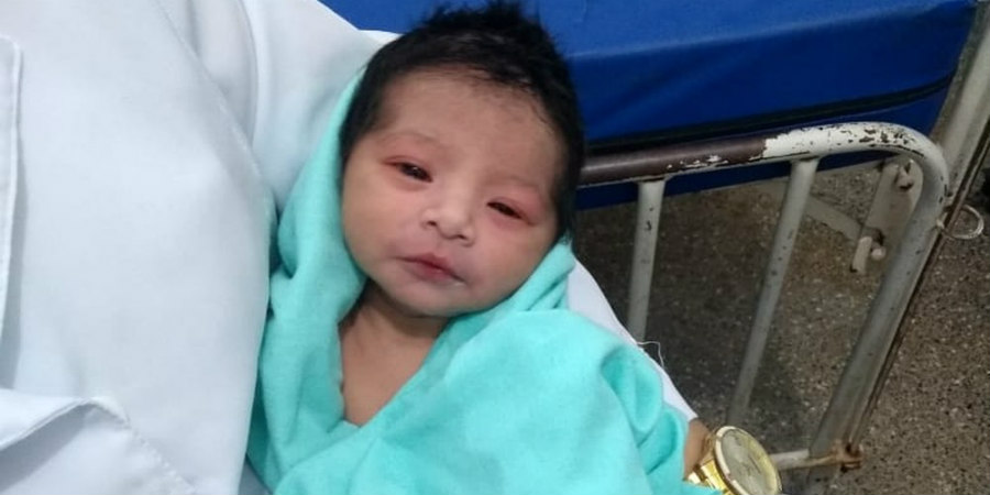 Έθαψαν νεογέννητο μωρό - Ανασύρθηκε ζωντανό έξι ώρες μετά - VIDEO