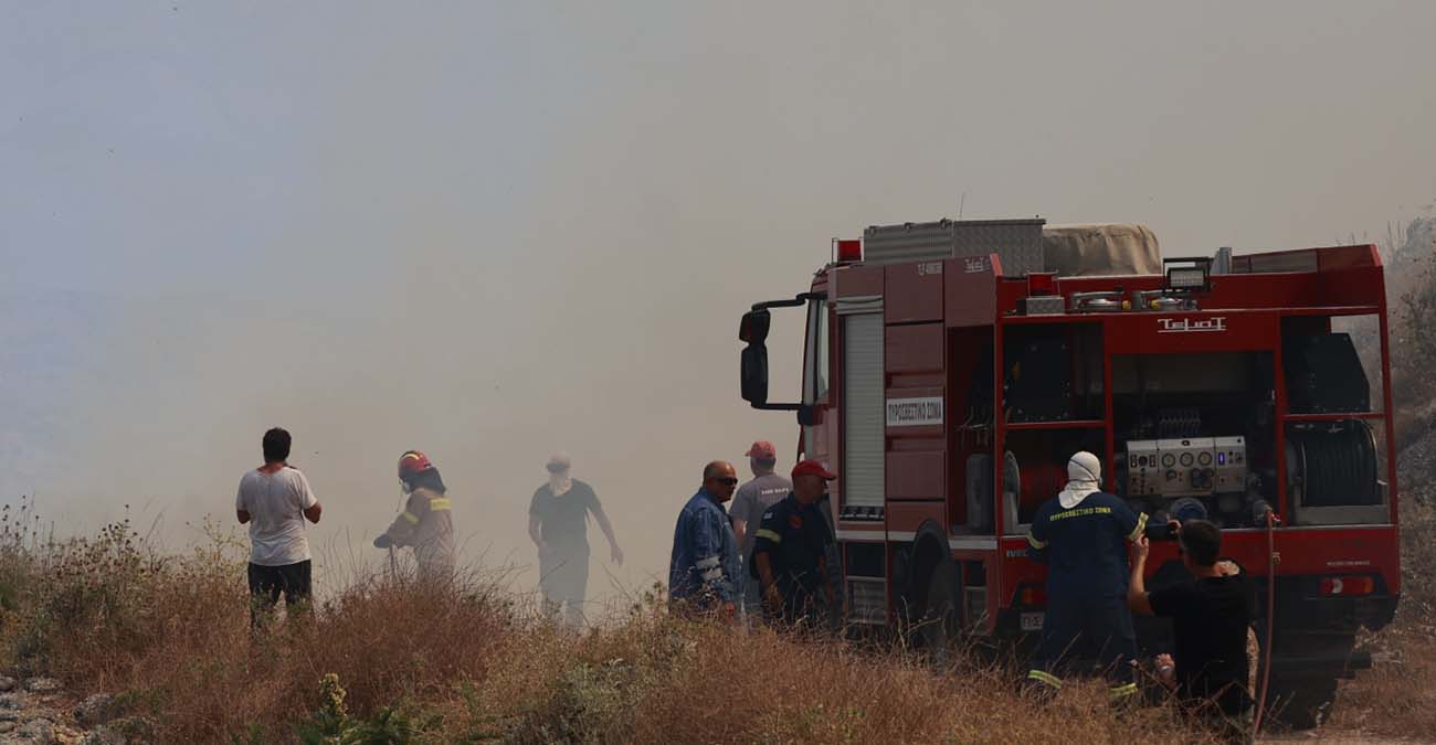 Μεγάλη αναζωπύρωση στην Κάρυστο, εκκενώθηκε οικισμός - Μάχη με τις φλόγες σε Ρόδο και Κέρκυρα