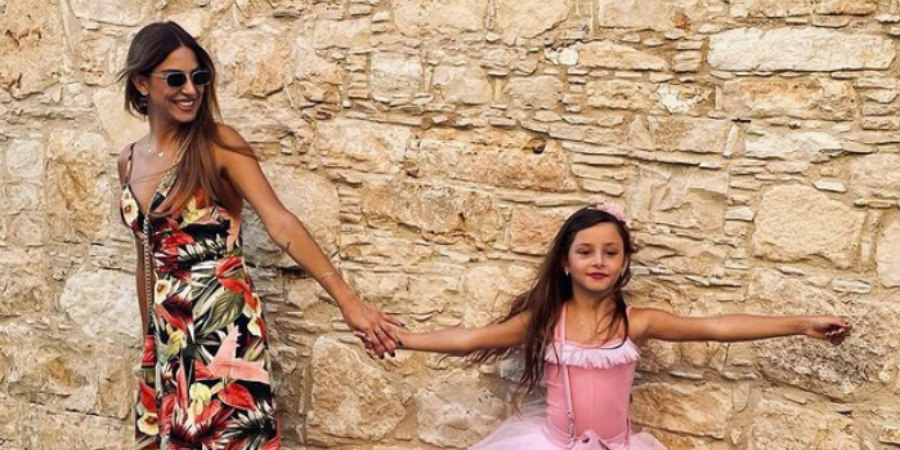 Κωνσταντίνα Ευριπίδου: Πέταξε χαρταετό με την κόρη της, Αριάδνη! (Φώτο)