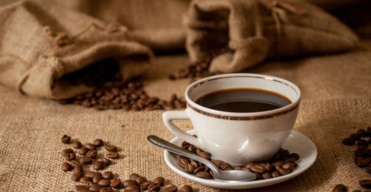 Καφεΐνη: Βοηθά ή επιδεινώνει τον πονοκέφαλο;