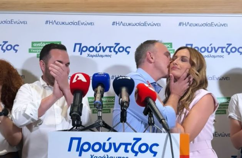 Γωγώ Αλεξανδρινού: Το τρυφερό φιλί που της έδωσε ο σύζυγος της μετά την εκλογή του - Δείτε βίντεο