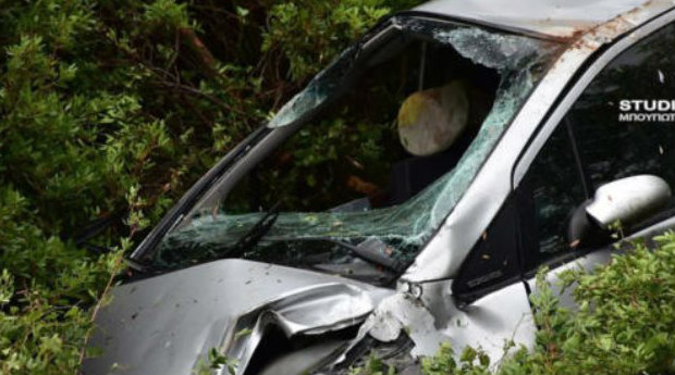 ΕΛΛΑΔΑ: «Βουτιά θανάτου» για οδηγό που έπεσε με το αυτοκίνητό του σε γκρεμό