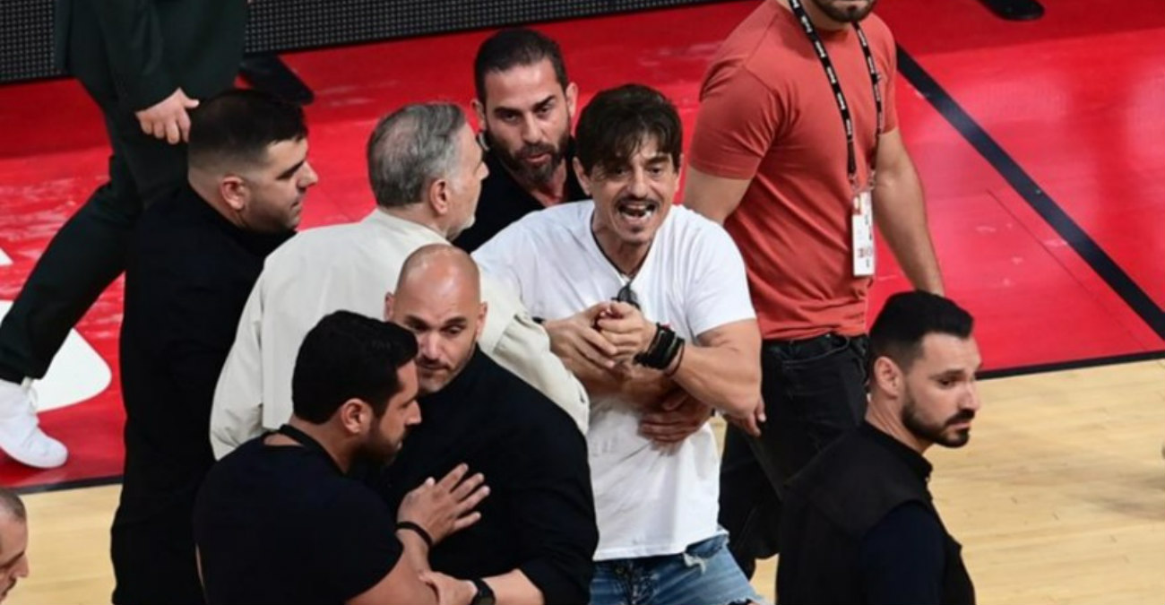 Ένταση με Γιαννακόπουλο στο ΣΕΦ - Οι άσεμνες χειρονομίες του προέδρου του Παναθηναϊκού - Φωτογραφίες και βίντεο