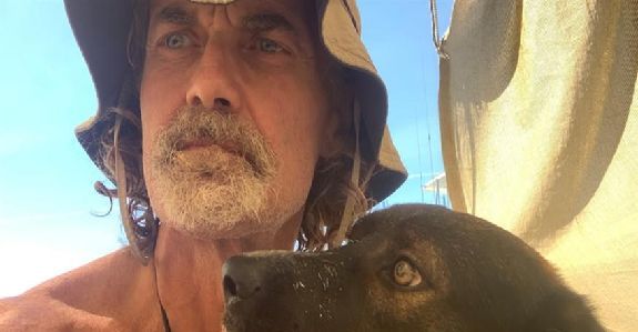 Απίστευτη περιπέτεια: Ναυτικός με τη σκυλίτσα του επιβίωσαν σε ακυβέρνητο σκάφος για δύο μήνες στον Ειρηνικό Ωκεανό